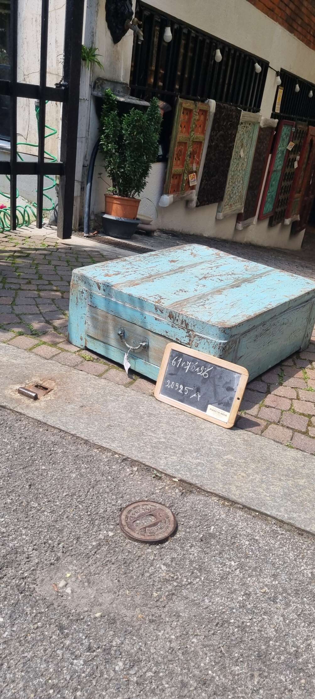 Cassettiera azzurra effetto decapato - immagine 9