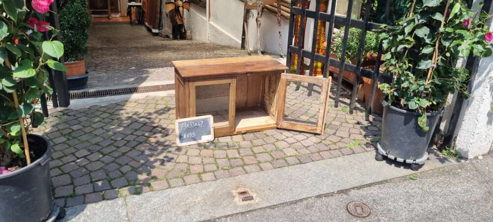 Mobiletto basso con ante a vetro - immagine 7
