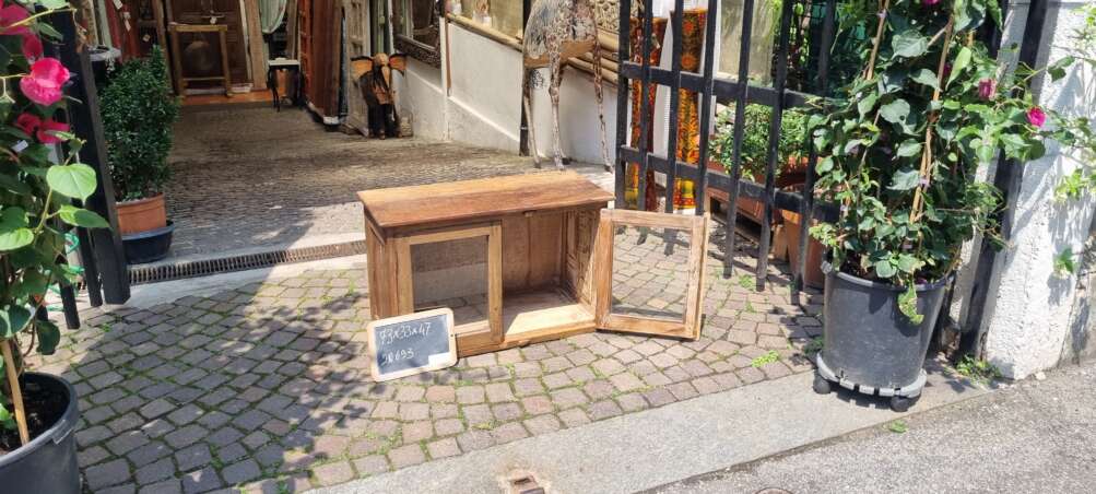 Mobiletto basso con ante a vetro - immagine 4