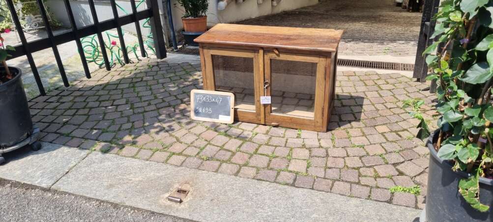 Mobiletto basso con ante a vetro