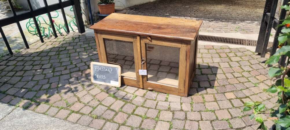 Mobiletto basso con ante a vetro - immagine 2