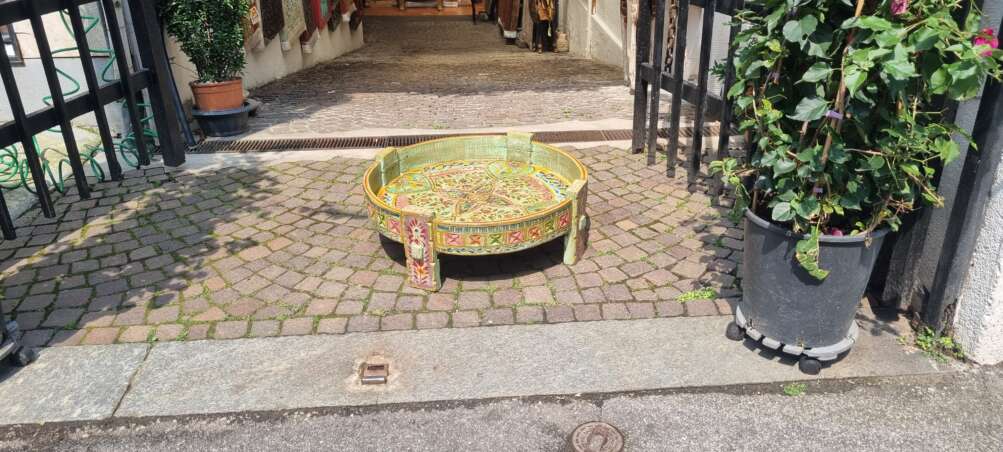 Tavolino basso indiano decorato a mano - immagine 4