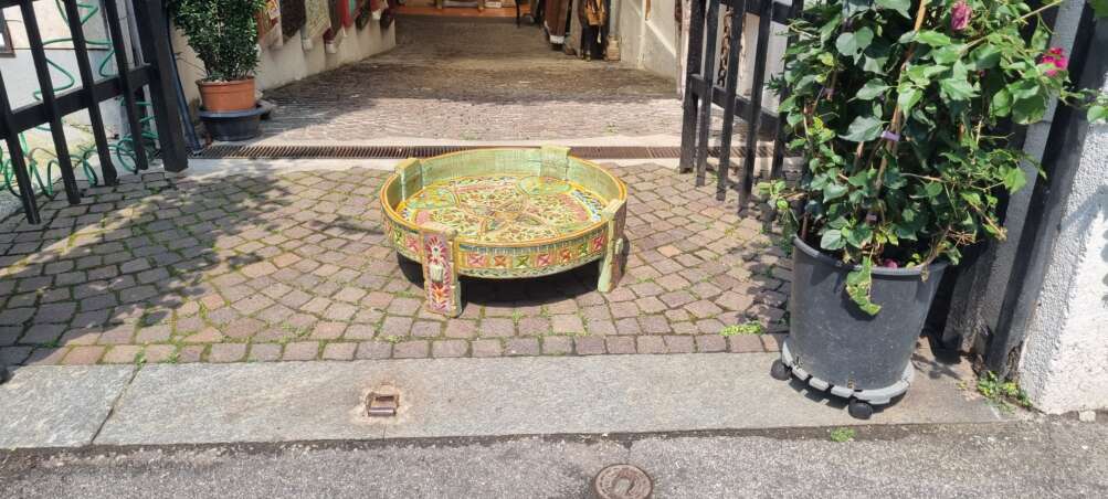 Tavolino basso indiano decorato a mano - immagine 7
