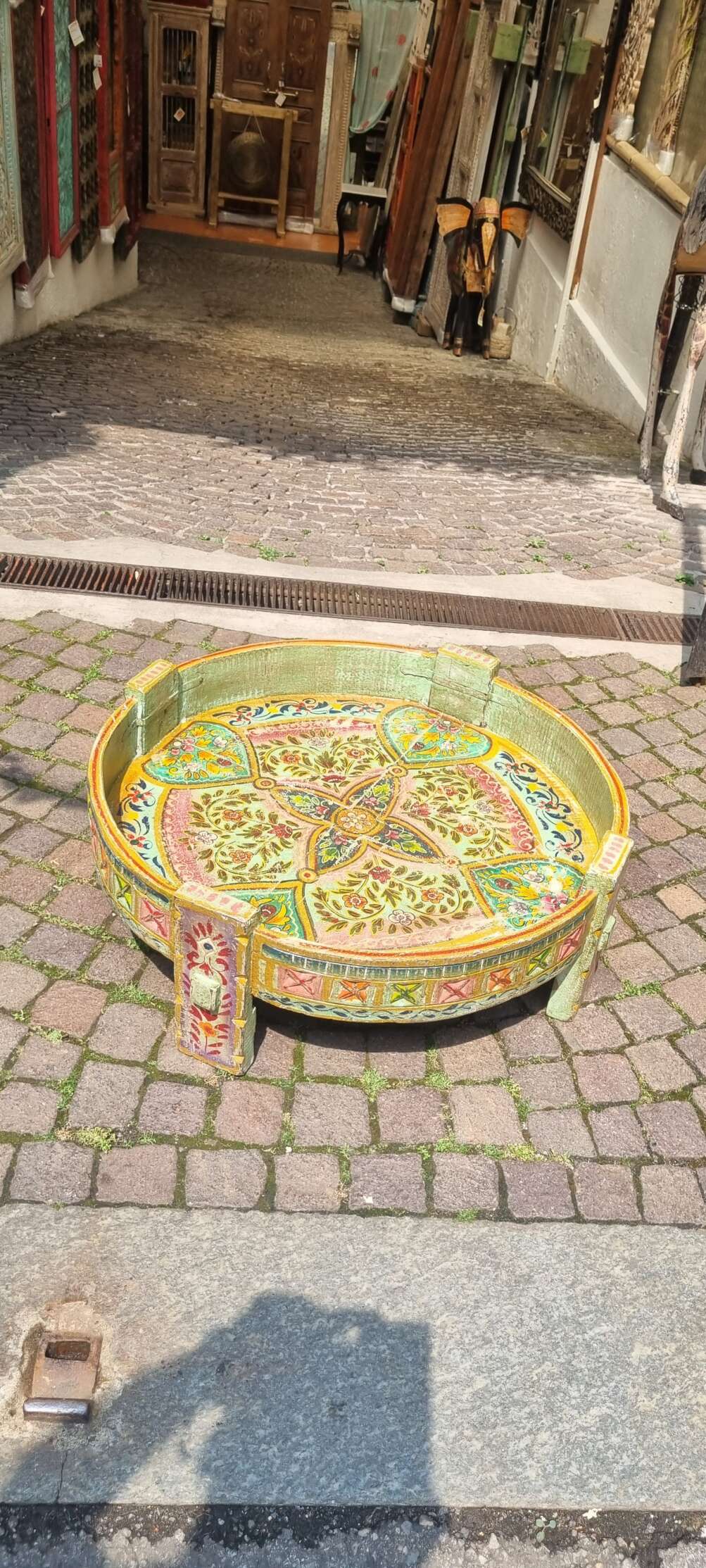 Tavolino basso indiano decorato a mano