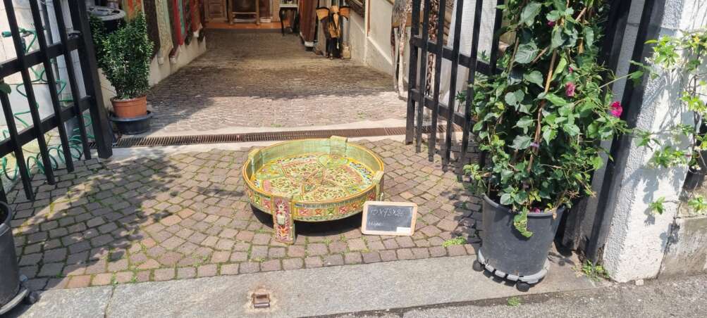 Tavolino basso indiano decorato a mano - immagine 3