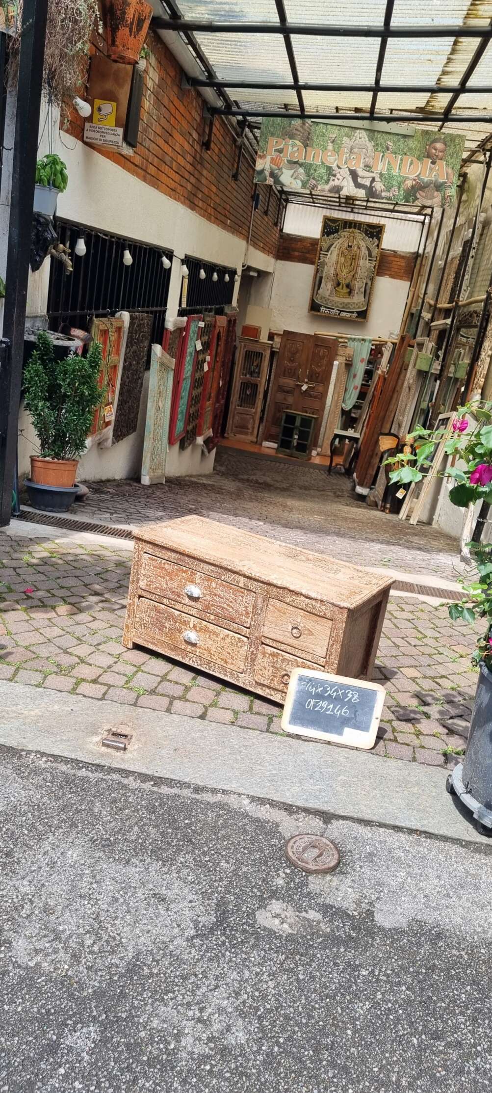 Cassettiera bassa con maniglie in metallo - immagine 10