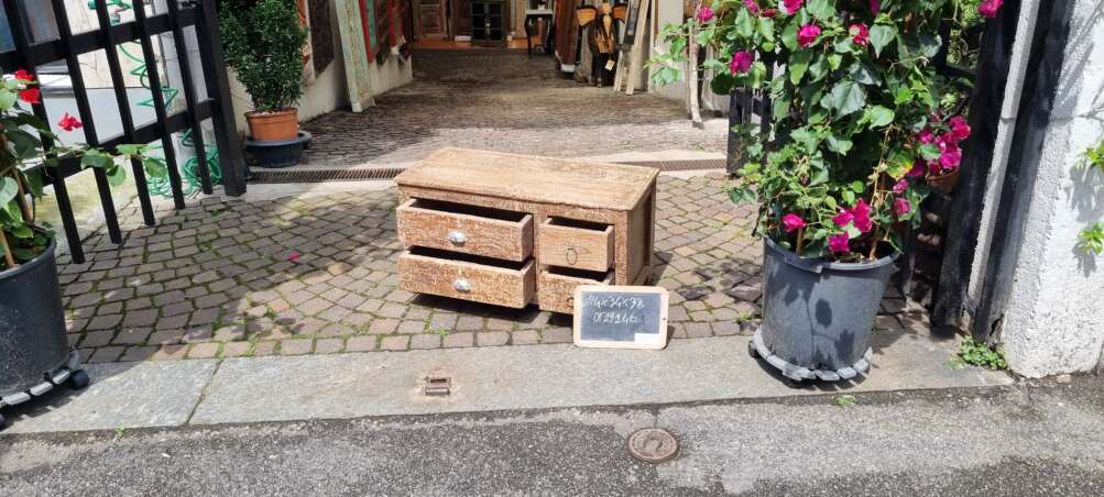 Cassettiera bassa con maniglie in metallo - immagine 2