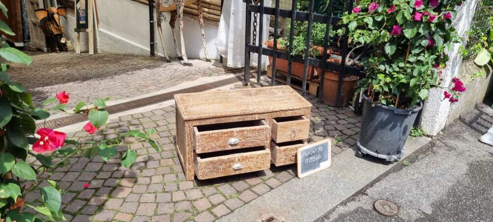 Cassettiera bassa con maniglie in metallo - immagine 9