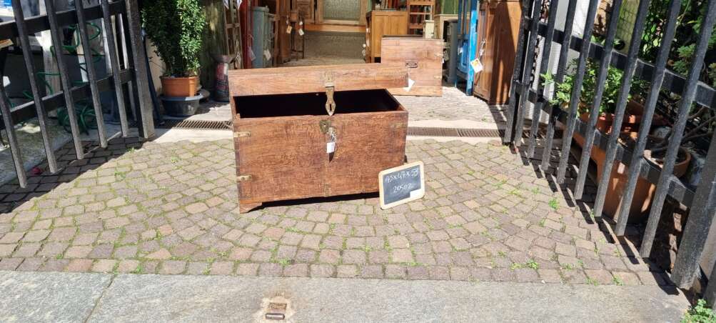 Baule rustico con chiusura in ferro