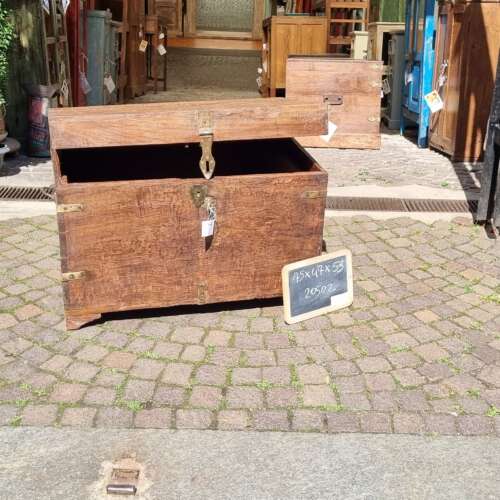 Baule rustico con chiusura in ferro