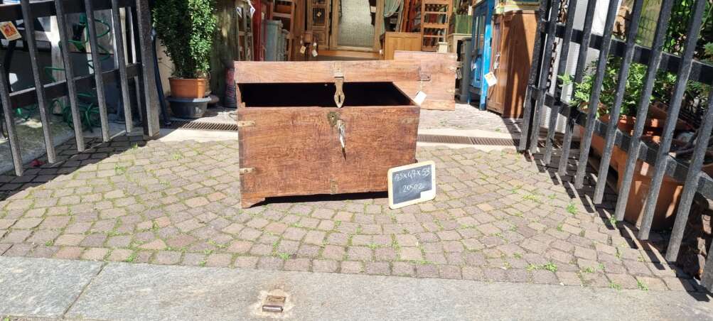Baule rustico con chiusura in ferro - immagine 3