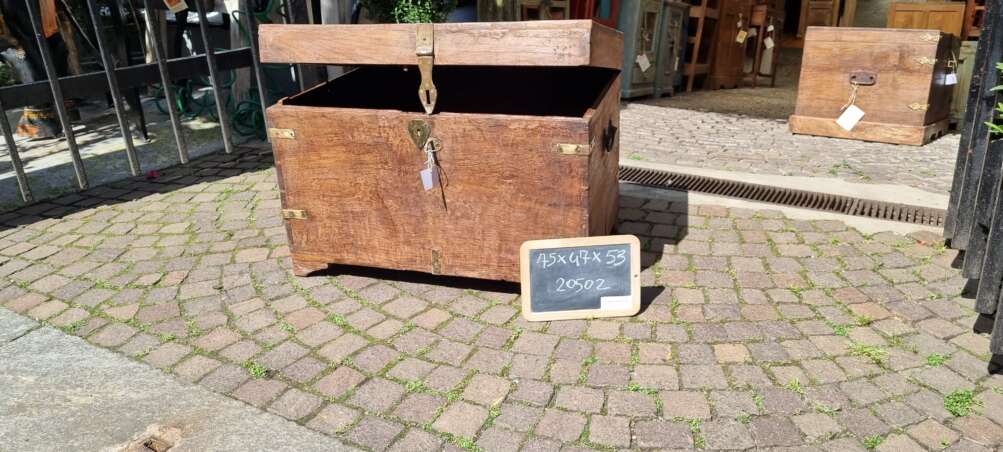 Baule rustico con chiusura in ferro - immagine 2