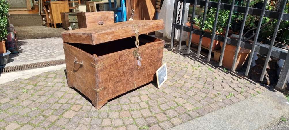 Baule rustico con chiusura in ferro - immagine 9