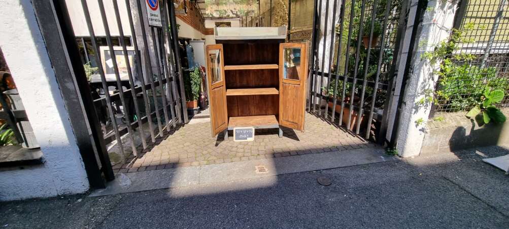 Credenza blu anticato con doppia anta e vetro - immagine 7