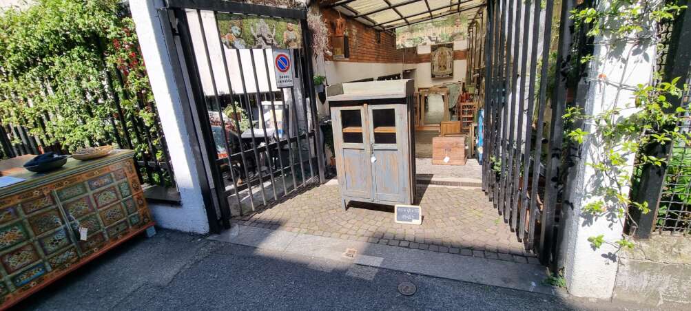 Credenza blu anticato con doppia anta e vetro - immagine 12