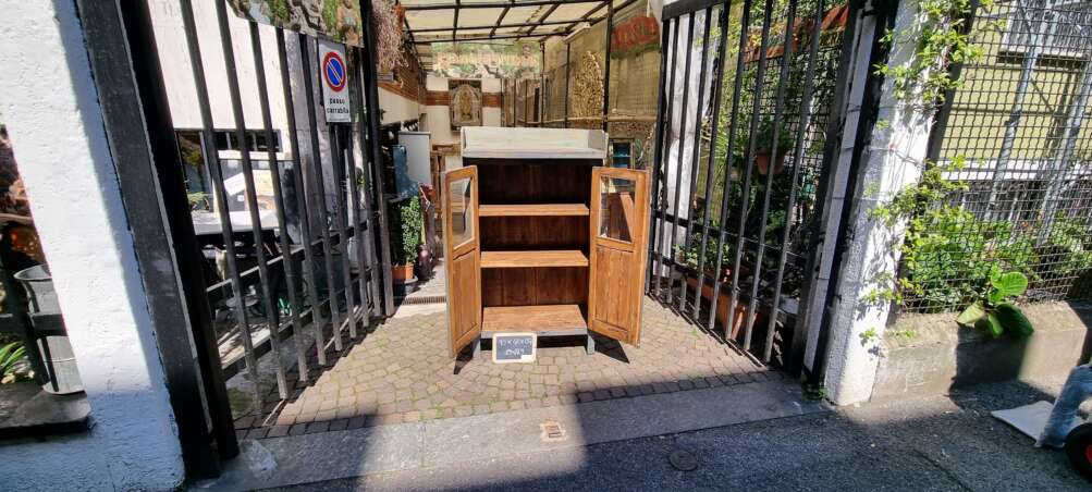 Credenza blu anticato con doppia anta e vetro - immagine 10