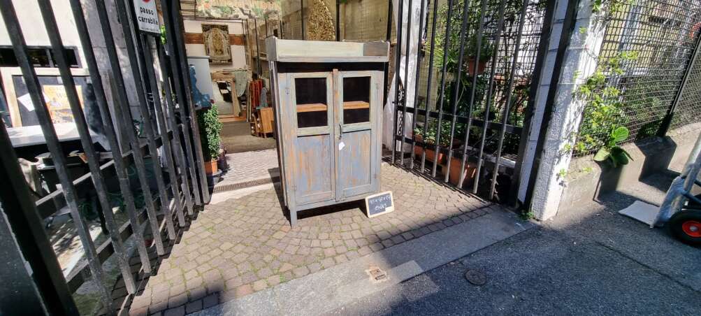 Credenza blu anticato con doppia anta e vetro