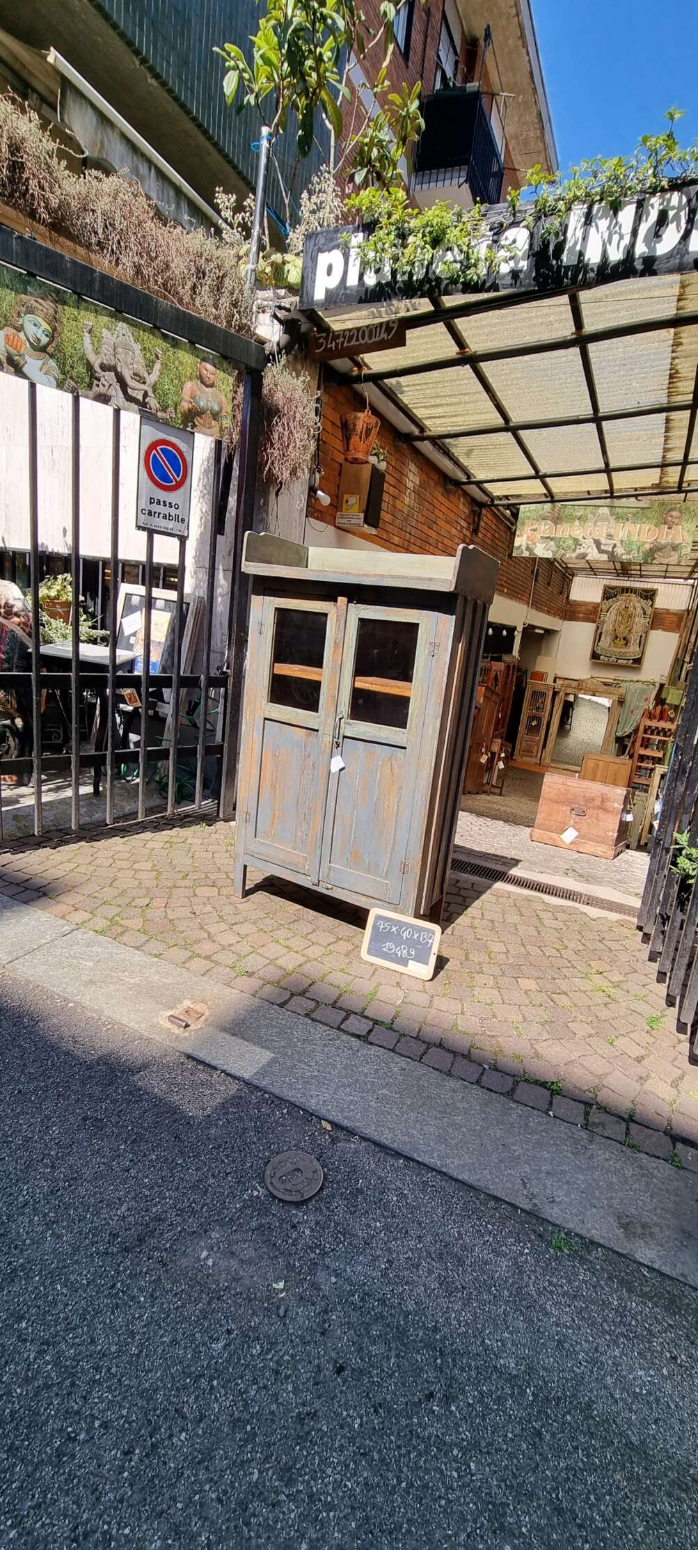 Credenza blu anticato con doppia anta e vetro - immagine 2