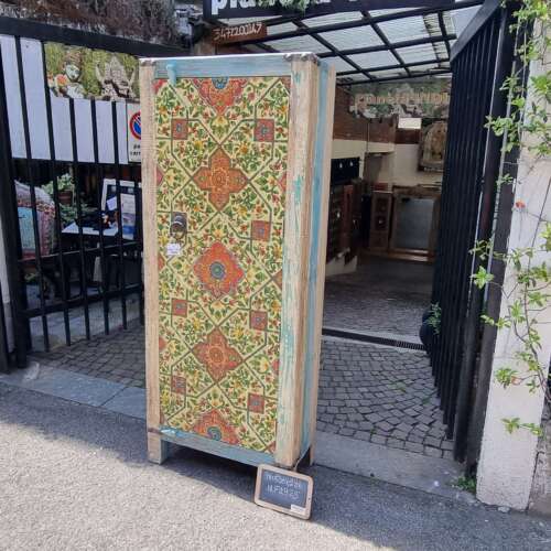 Armadio etnico con anta decorata a motivi floreali