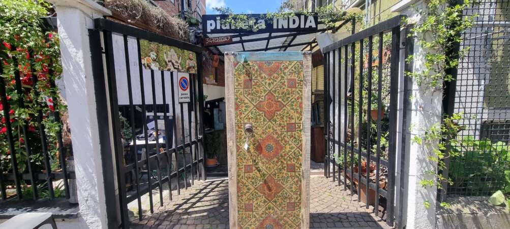 Armadio etnico con anta decorata a motivi floreali - immagine 6