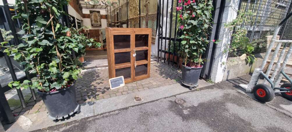 Vetrinetta in teak con due ante vetrate. - immagine 4