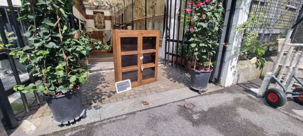 Vetrinetta in teak con due ante vetrate. - immagine 5