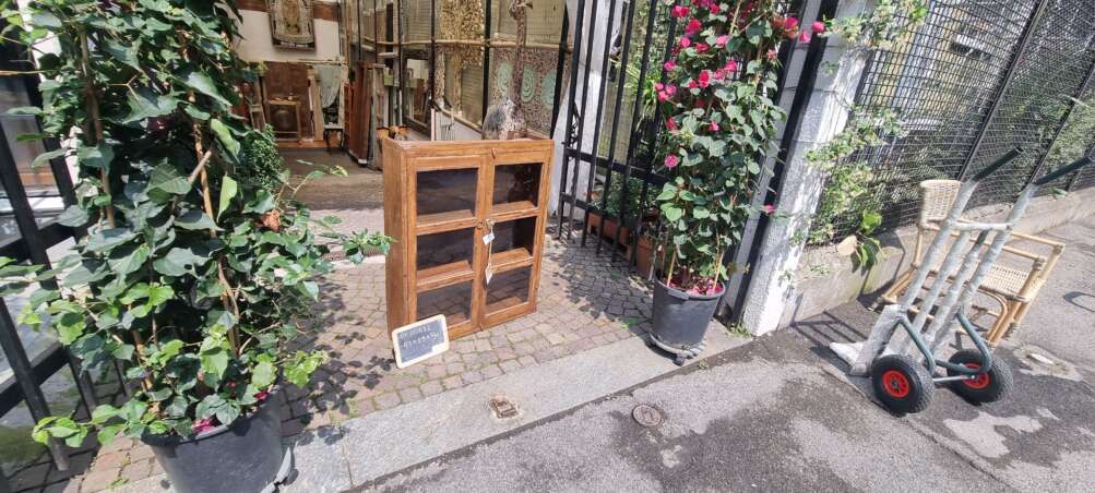 Vetrinetta in teak con due ante vetrate. - immagine 6