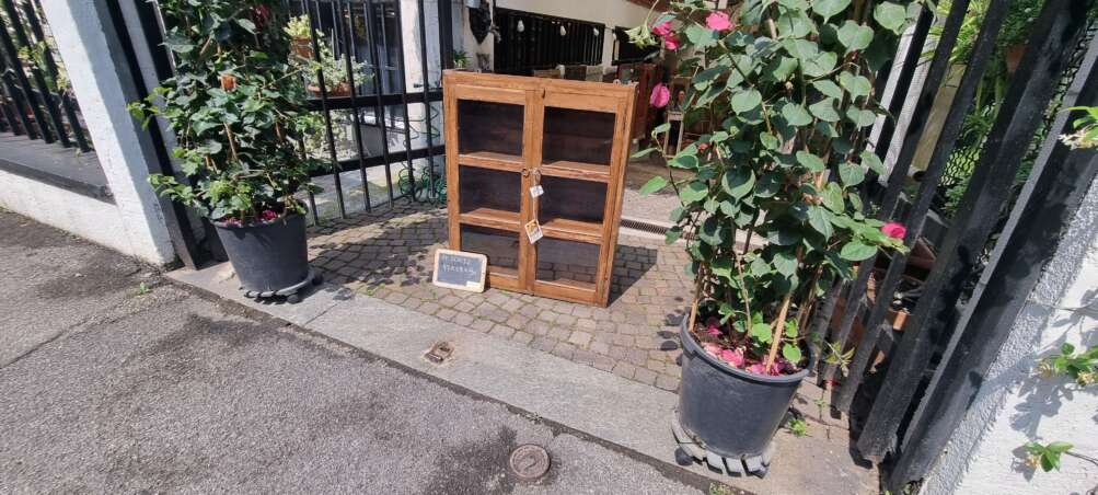 Vetrinetta in teak con due ante vetrate.