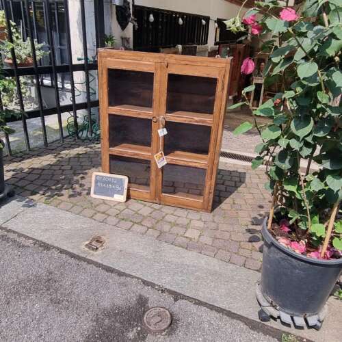 Vetrinetta in teak con due ante vetrate.