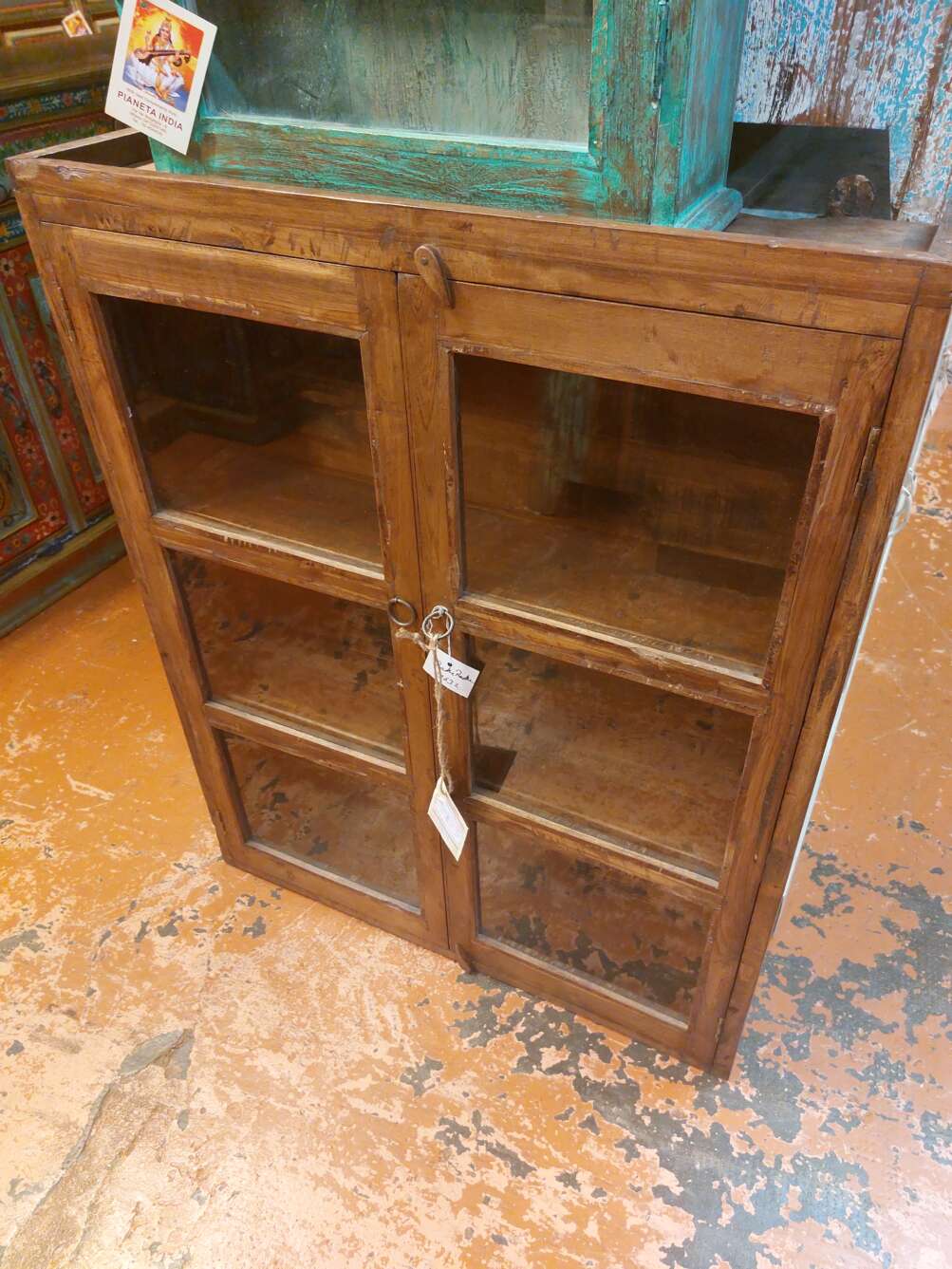 Vetrinetta in teak con due ante vetrate. - immagine 2
