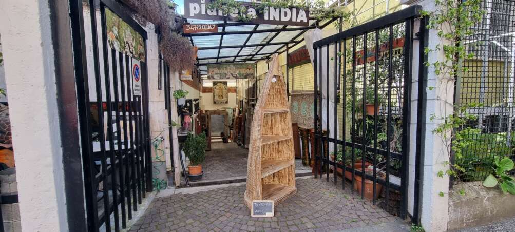 Libreria a barca decapata con quattro ripiani - immagine 12