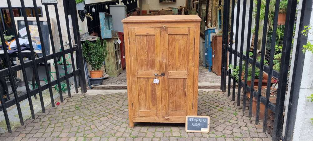 Armadietto in teak a due ante con venature verticali - immagine 4