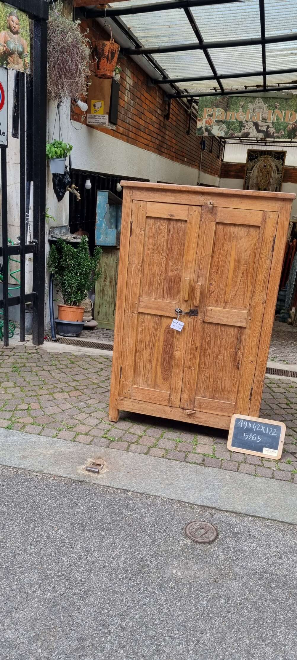 Armadietto in teak a due ante con venature verticali - immagine 3