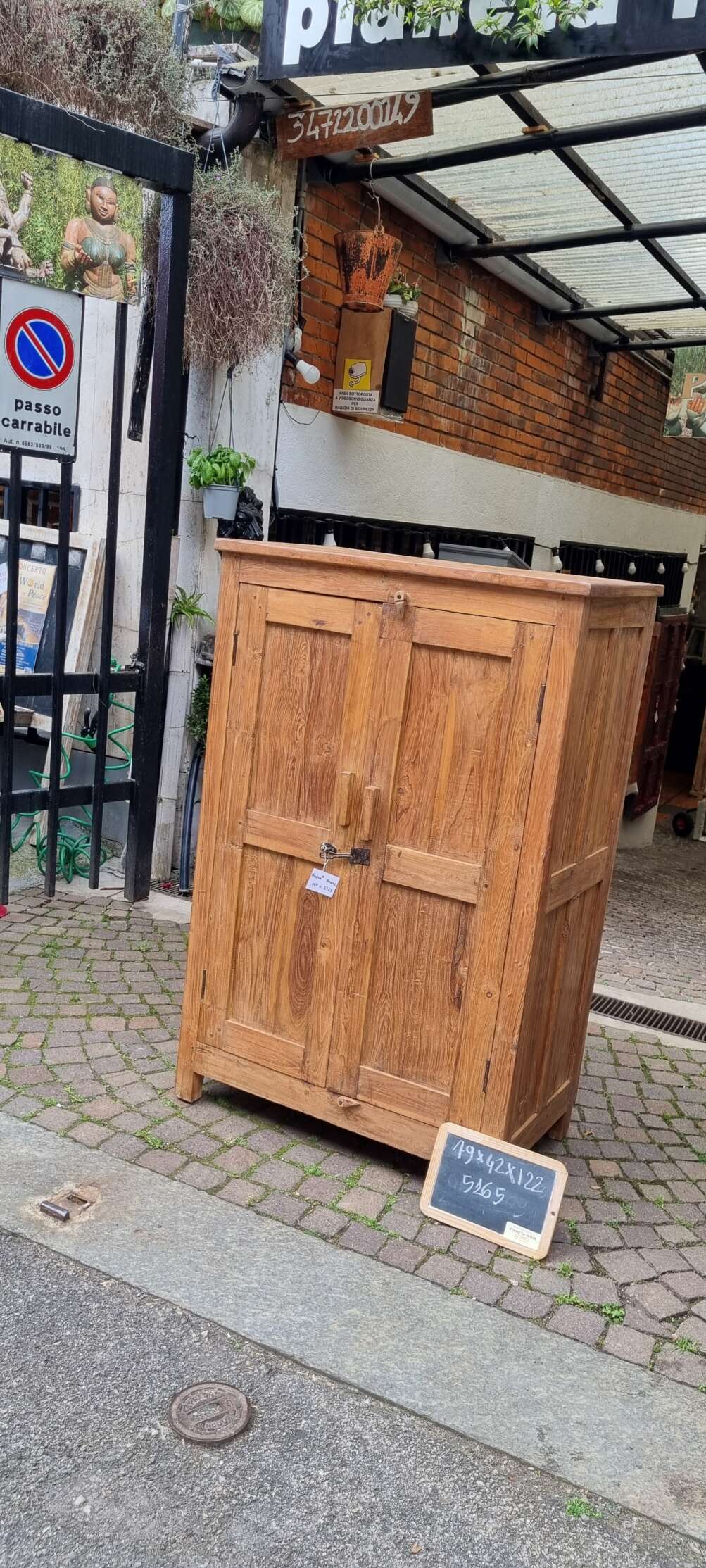 Armadietto in teak a due ante con venature verticali - immagine 2