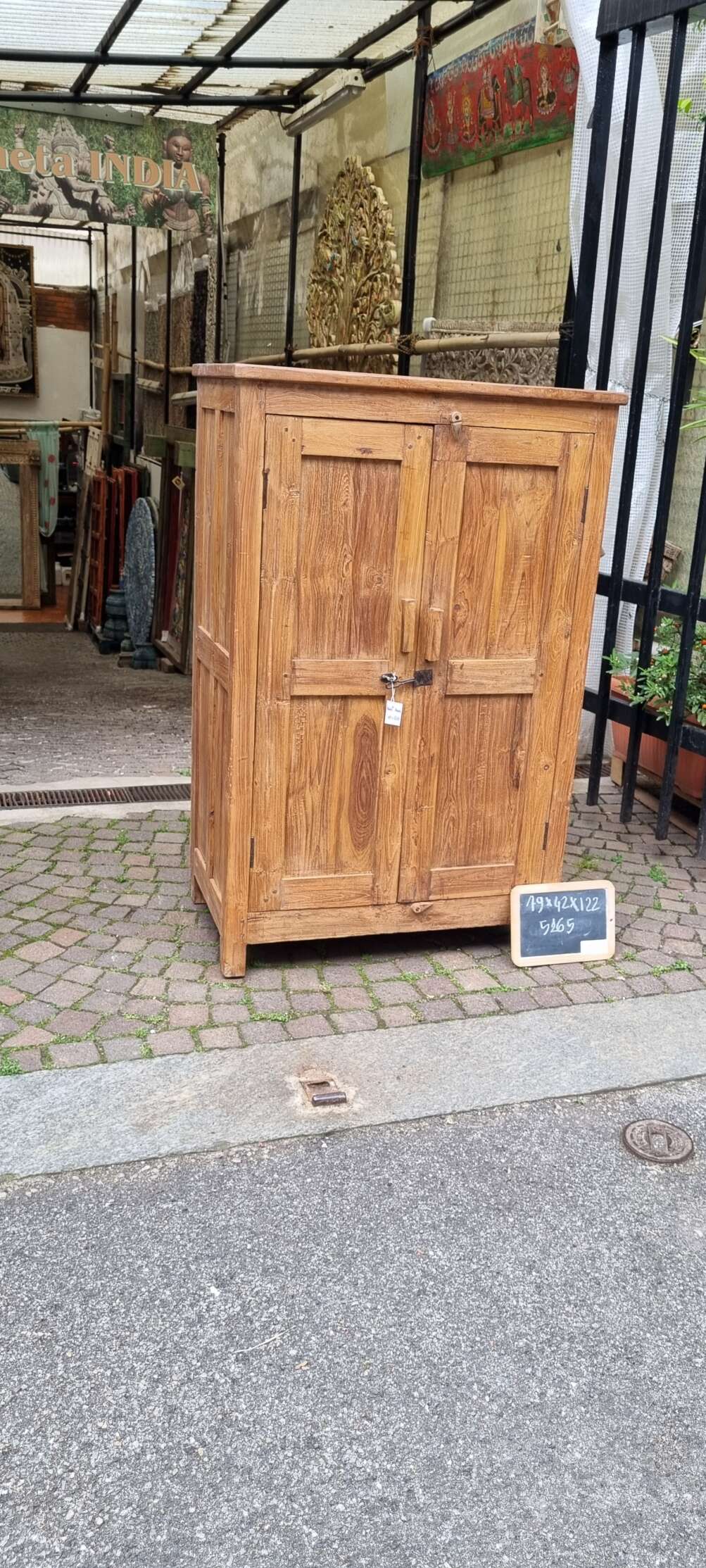 Armadietto in teak a due ante con venature verticali