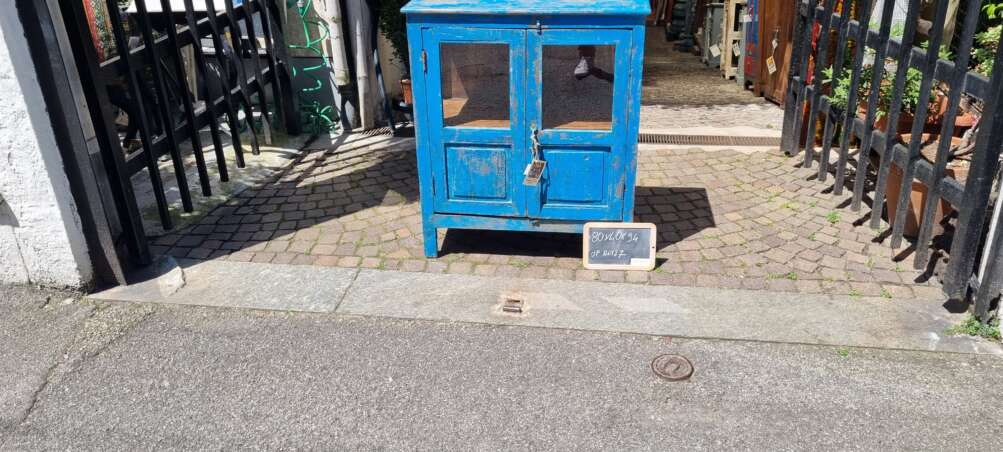 Credenza bassa blu con ante in vetro - immagine 2
