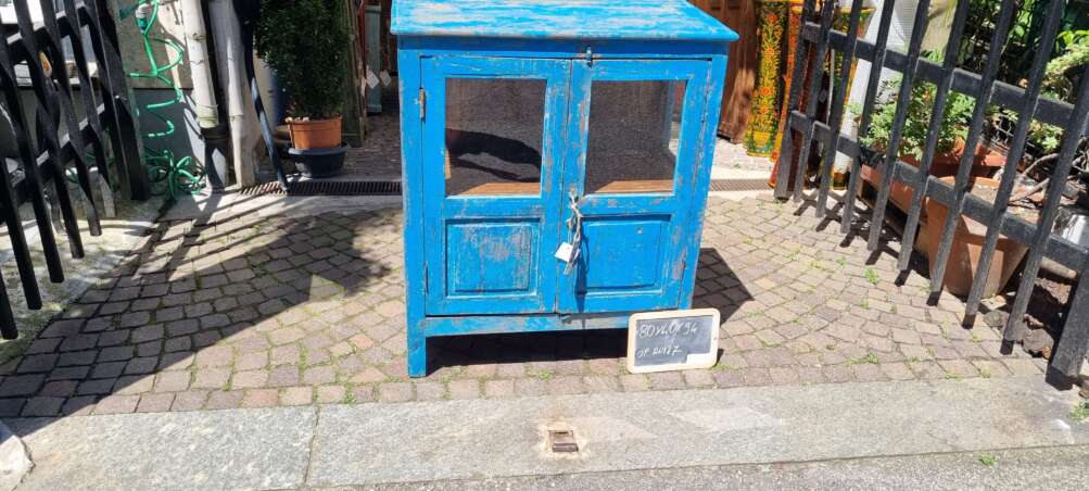 Credenza bassa blu con ante in vetro