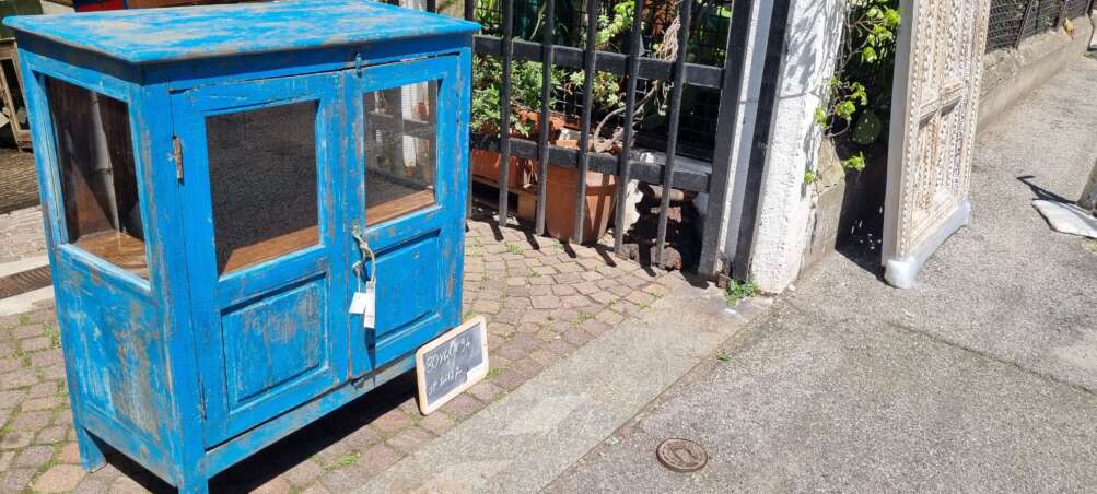 Credenza bassa blu con ante in vetro - immagine 4