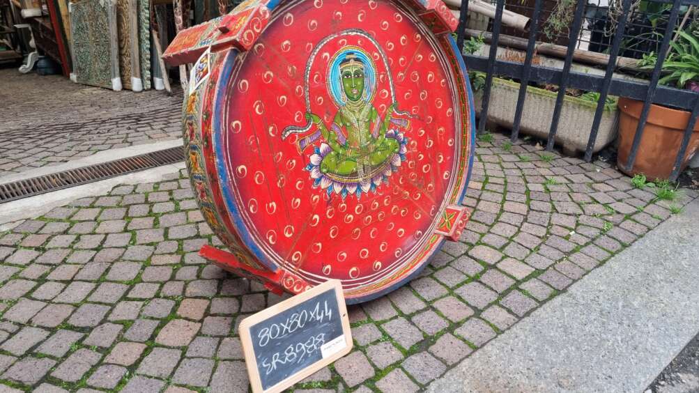 Tavolino tondo con divinità dipinta a mano - immagine 2