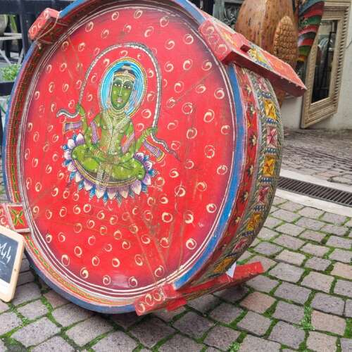 Tavolino macina rossa con divinita'