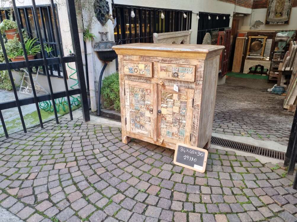 Credenza patchwork decorata