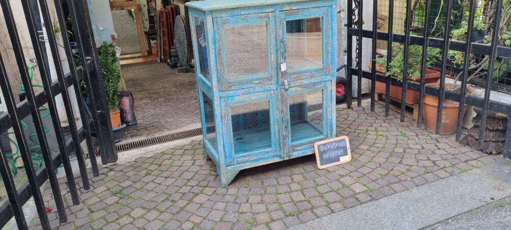 Vetrinetta vintage azzurra decapata