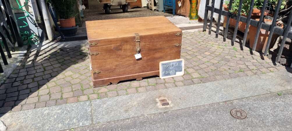 Baule vintage in teak con chiusura in ferro battuto - immagine 10