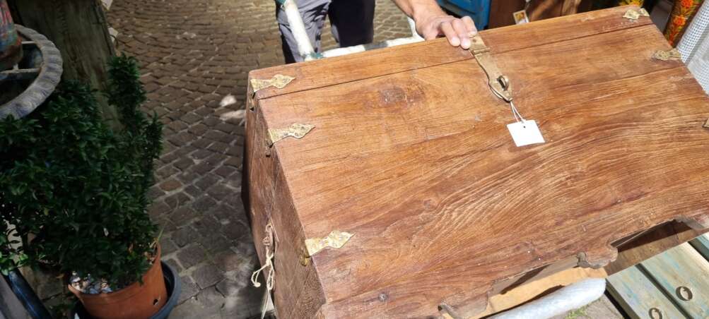 Baule vintage in teak con chiusura in ferro battuto - immagine 11