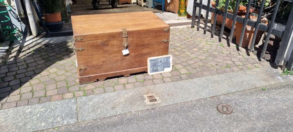 Baule vintage in teak con chiusura in ferro battuto - immagine 9