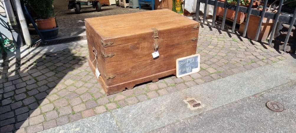 Baule vintage in teak con chiusura in ferro battuto