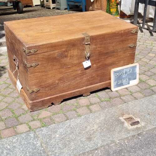 Baule vintage in teak con chiusura in ferro battuto