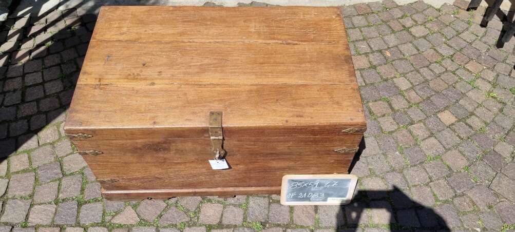 Baule vintage in teak con chiusura in ferro battuto - immagine 5
