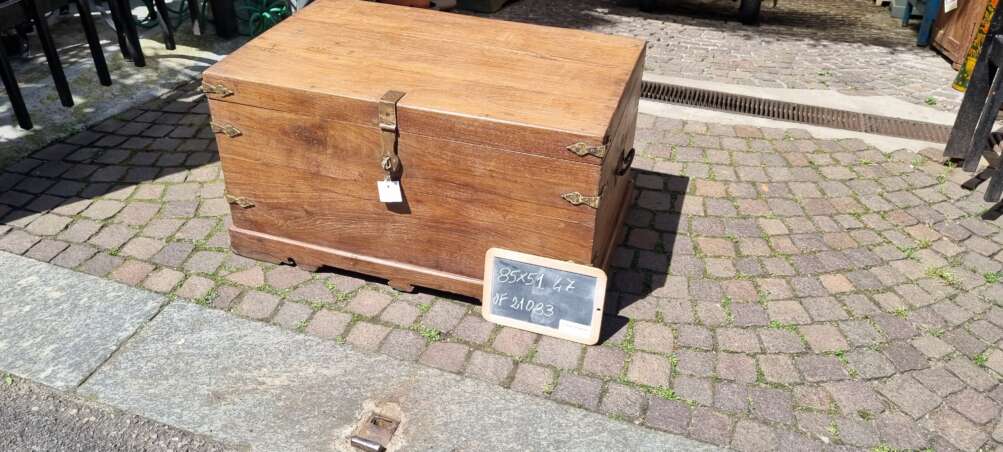 Baule vintage in teak con chiusura in ferro battuto - immagine 4