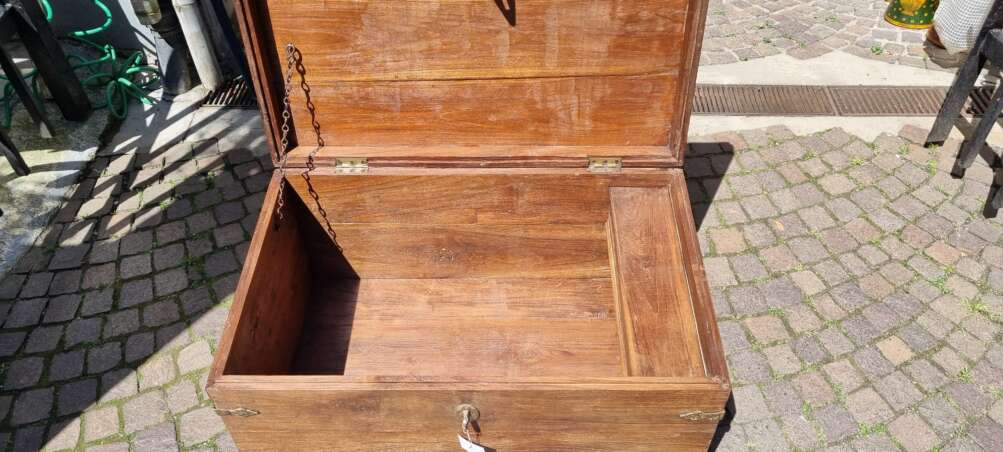 Baule vintage in teak con chiusura in ferro battuto - immagine 2